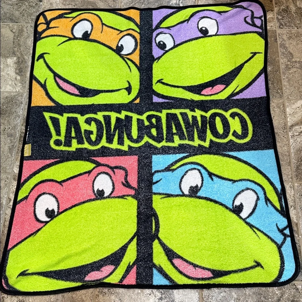 Teenage Mutant Ninja Turtles Blanket. Nickelodeon  38X45 inches. Vibrant colors